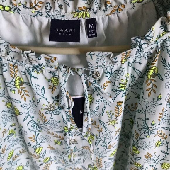 Kaari Blue top blouse size Medium blue floral ruffles short sleeve NWT New - Picture 6 of 6